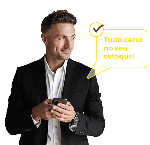 Homem recebendo notificação de que está tudo certo no estoque