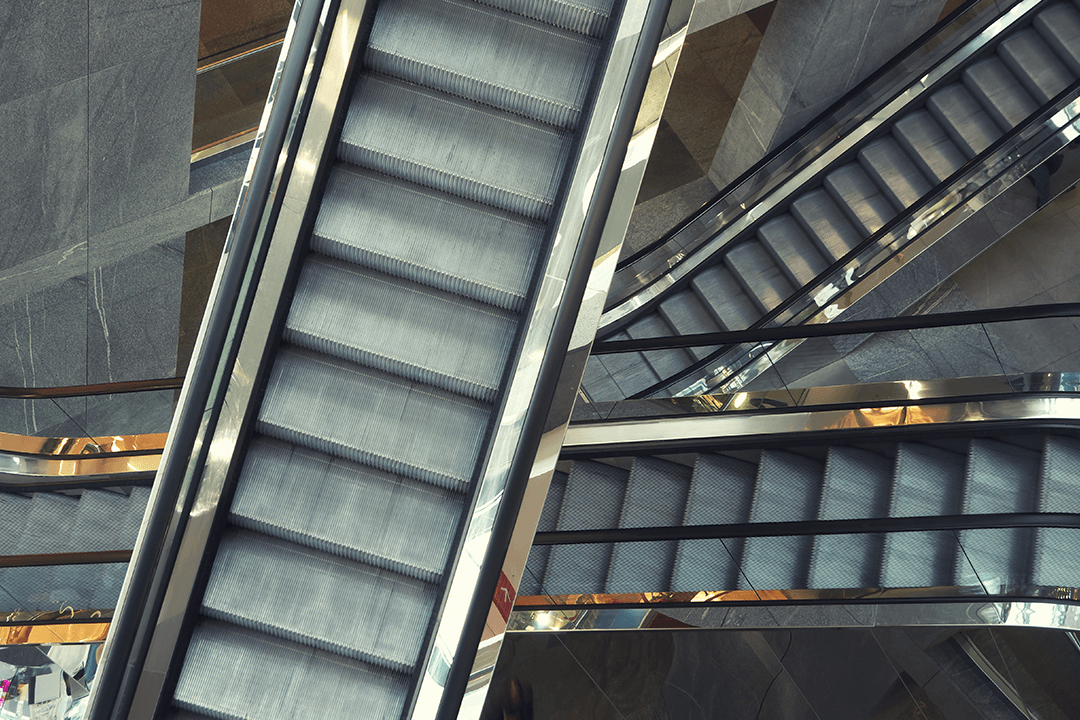 Escadas rolantes em shopping indicando um lugar de crescimento e grande fluxo