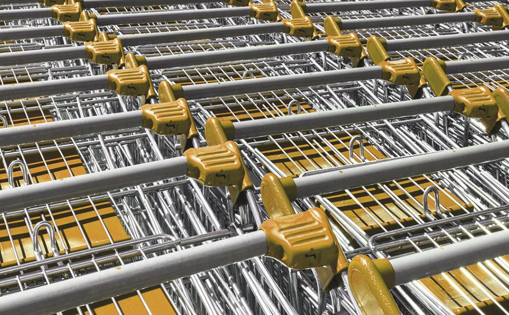 Diversos carrinhos de compra encaixados em fotografia com perspectiva de detalhe